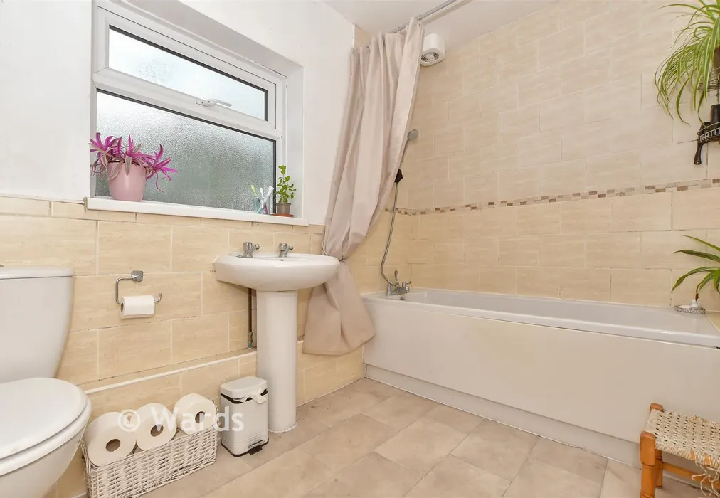 Bathroom - Mill View, Woodchurch, Ashford, Kent - Wards of Kent