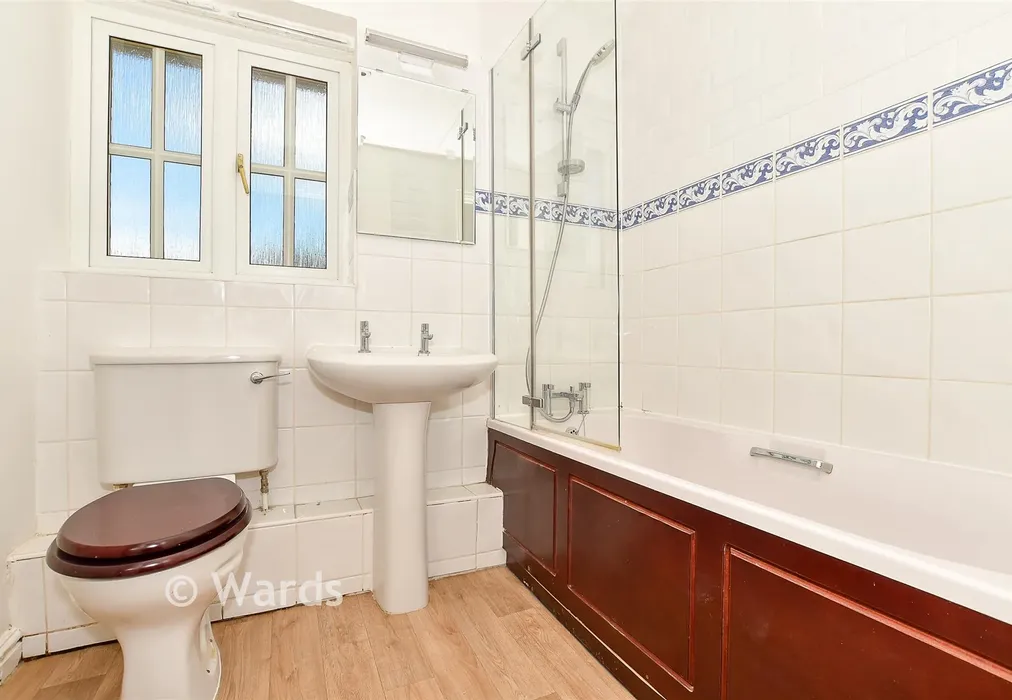 Bathroom - Barn Meadow, Staplehurst, Kent - Wards of Kent