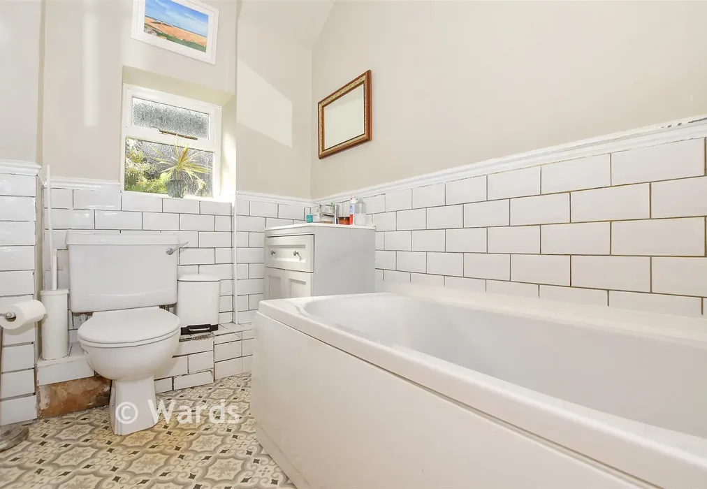 Bathroom - High Street, Yalding, Kent - Wards of Kent