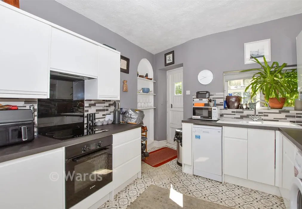 Kitchen - High Street, Yalding, Kent - Wards of Kent
