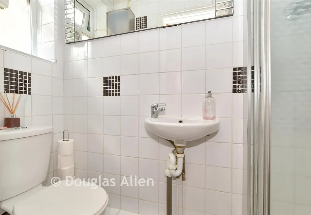 En-Suite - Haroldstone Road, Walthamstow - Wards of Kent