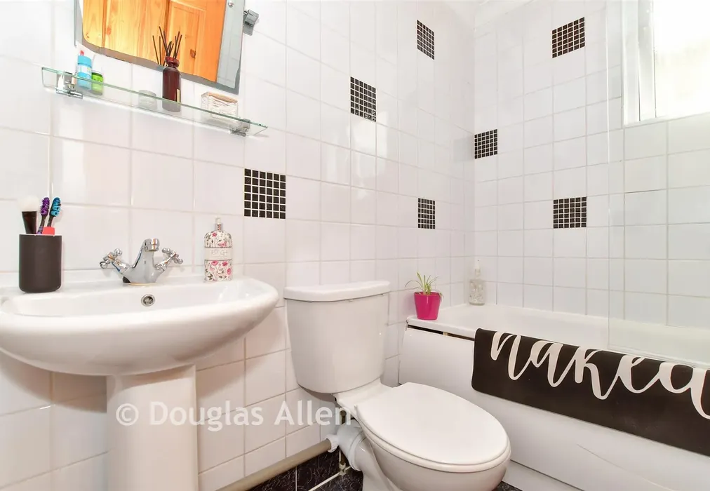 Bathroom - Haroldstone Road, Walthamstow - Wards of Kent