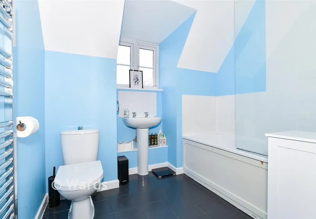 Bathroom - Hawkes Way, Maidstone, Kent - Wards of Kent