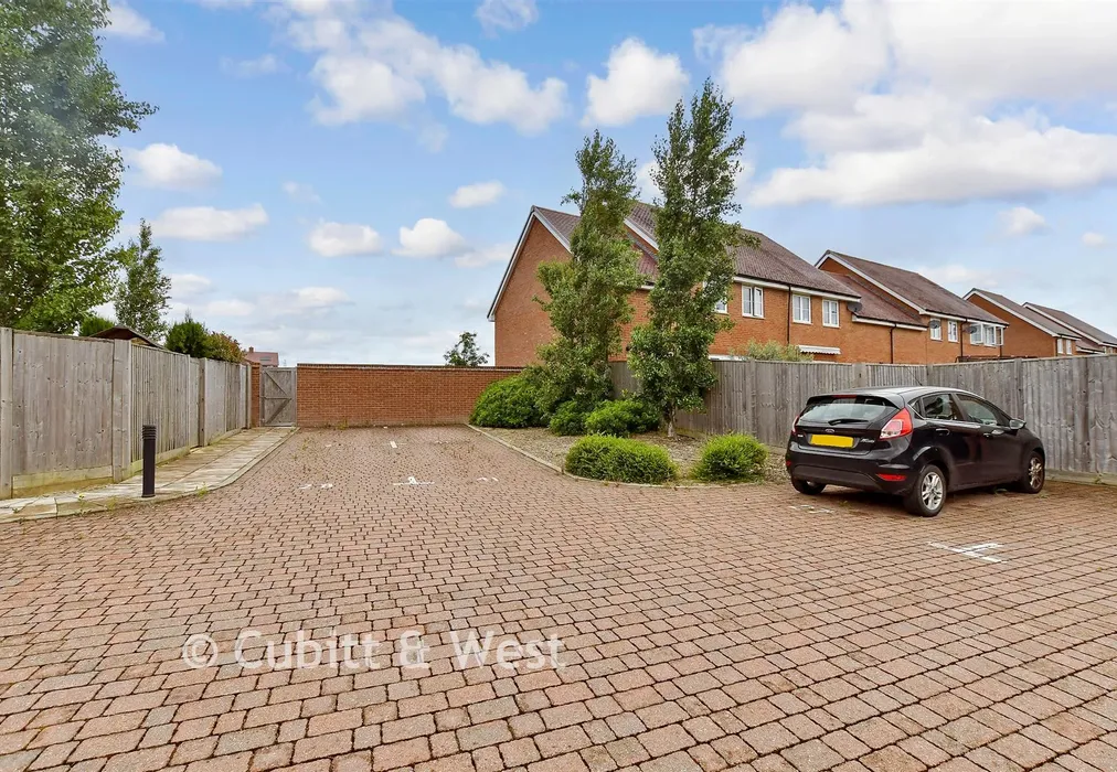 Driveway/Parking - Brewers Way, Faygate, Horsham, West Sussex - Wards of Kent