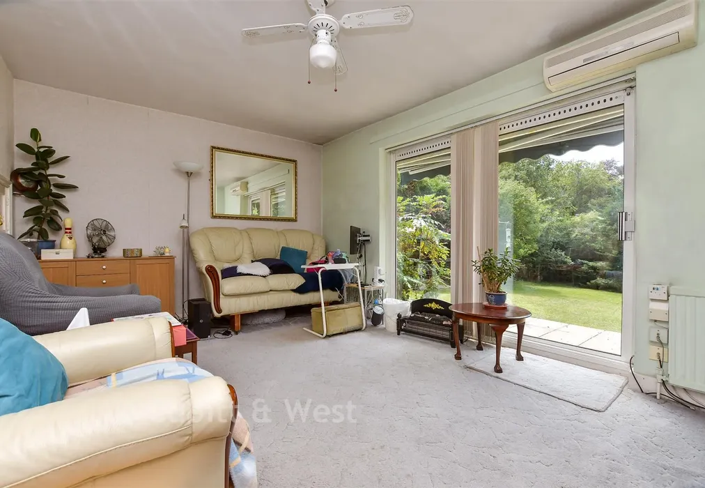 Lounge - Ermyn Way, Leatherhead, Surrey - Wards of Kent