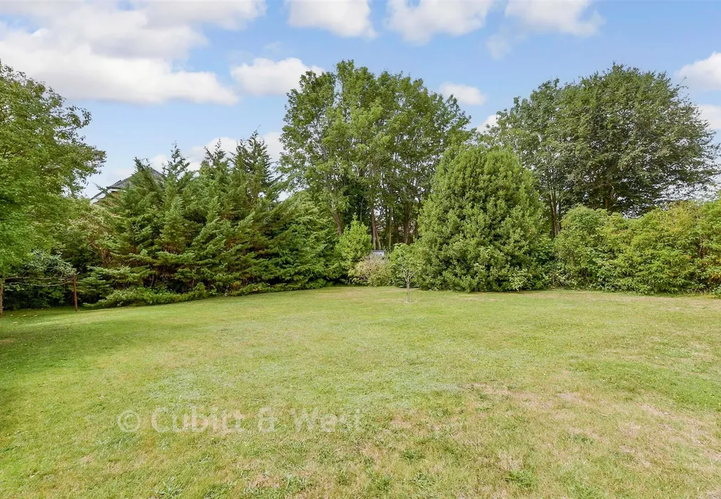 Rear Garden - Ermyn Way, Leatherhead, Surrey - Wards of Kent