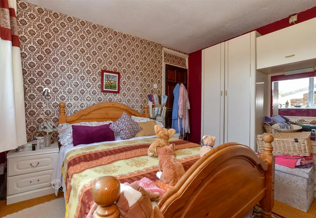 Bedroom 1 - Ronstan Gardens, Freshwater, Isle of Wight - Wards of Kent