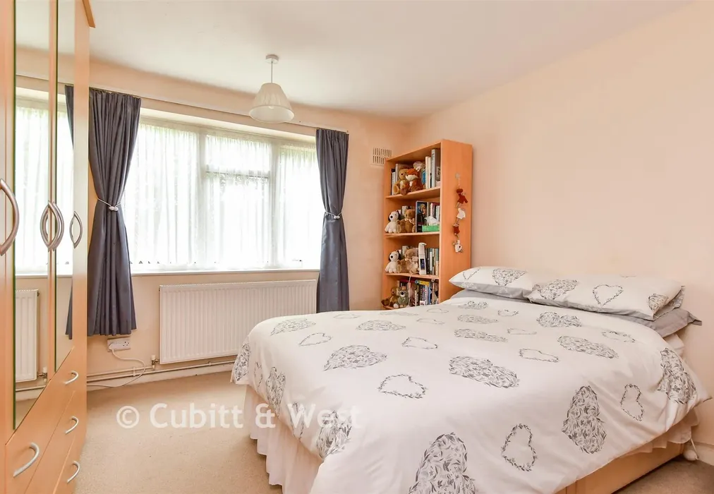 Bedroom 1 - Jupps Lane, Goring-By-Sea, Worthing, West Sussex - Wards of Kent