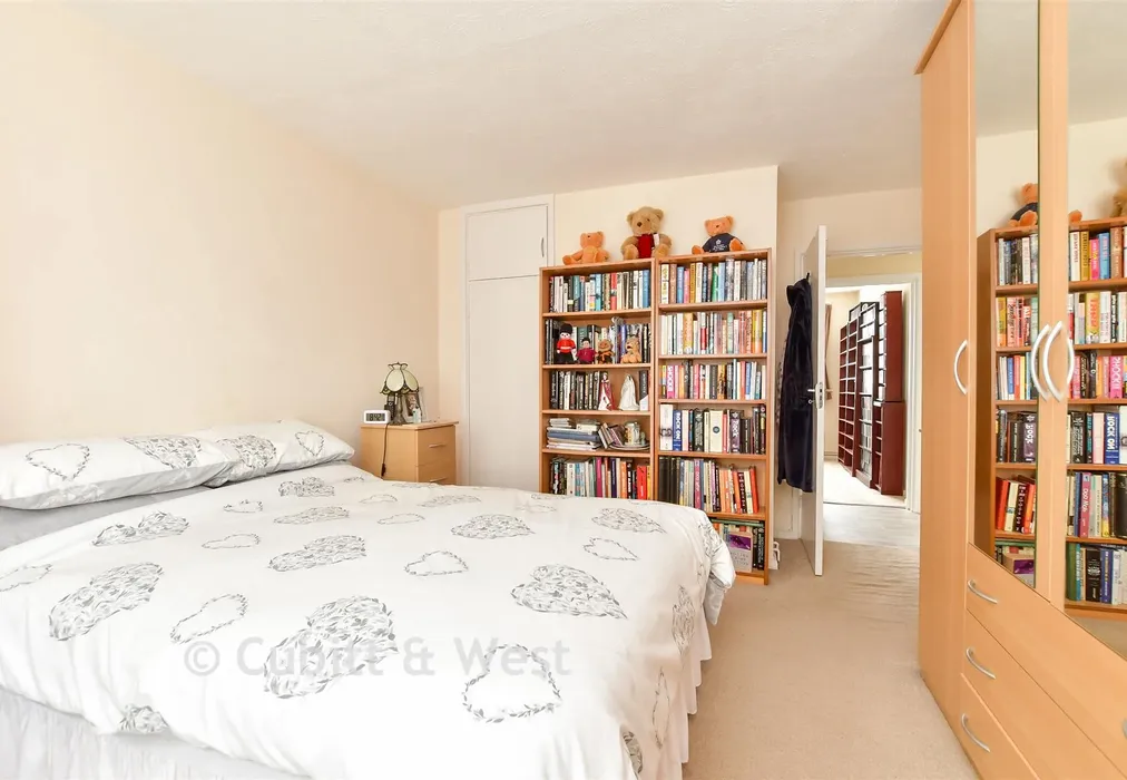 Bedroom 1 - Jupps Lane, Goring-By-Sea, Worthing, West Sussex - Wards of Kent