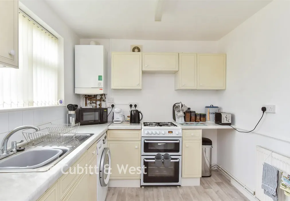 Kitchen - Jupps Lane, Goring-By-Sea, Worthing, West Sussex - Wards of Kent