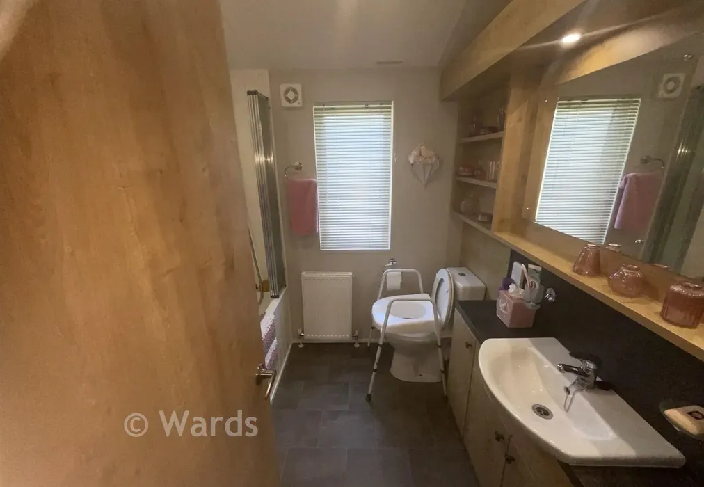 Bathroom - Manston Court Road, Margate, Kent - Wards of Kent