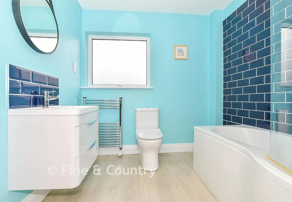 Bathroom - Lower Platts, Ticehurst, East Sussex - Wards of Kent