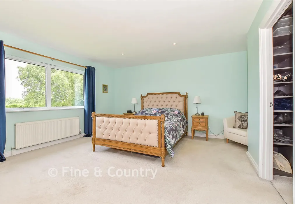 Principal Bedroom - Lower Platts, Ticehurst, East Sussex - Wards of Kent