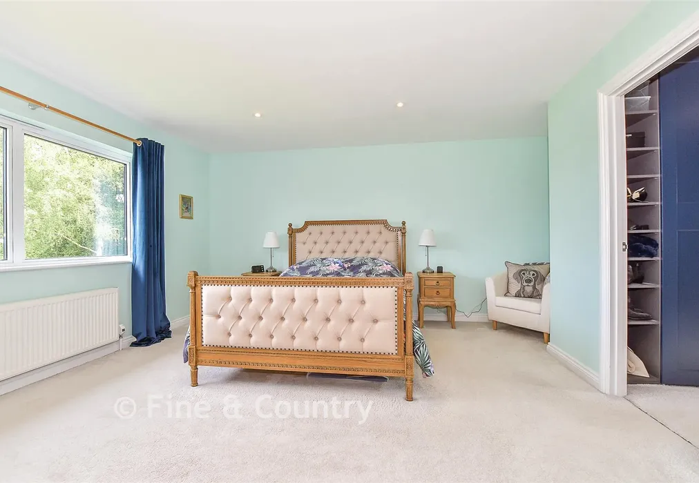 Principal Bedroom - Lower Platts, Ticehurst, East Sussex - Wards of Kent