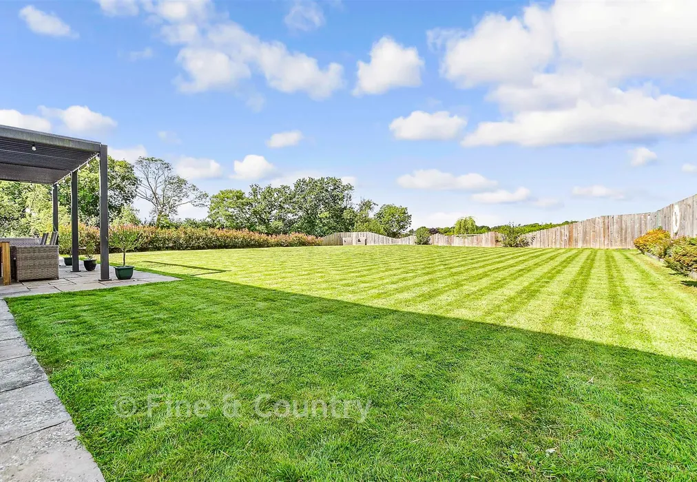 Rear Garden - Lower Platts, Ticehurst, East Sussex - Wards of Kent