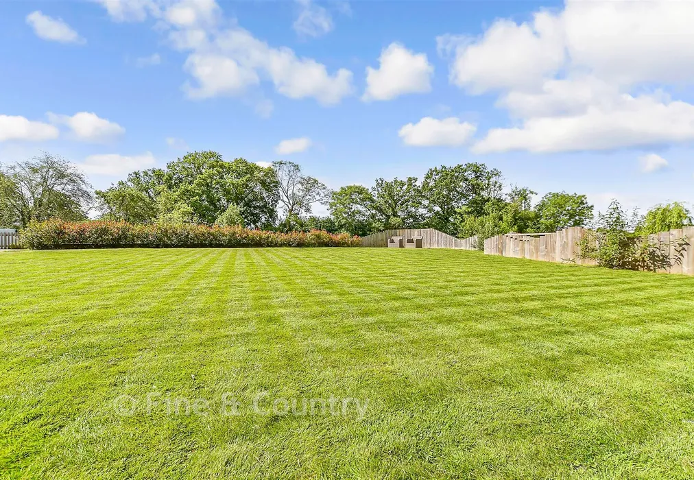 Rear Garden - Lower Platts, Ticehurst, East Sussex - Wards of Kent