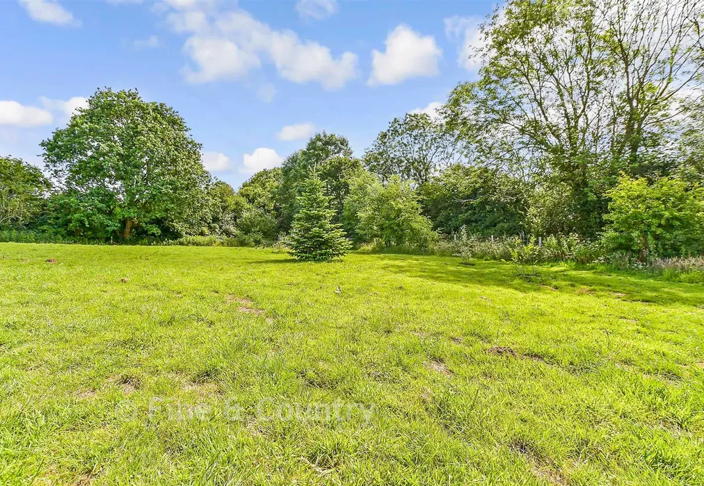 Rear Garden - Lower Platts, Ticehurst, East Sussex - Wards of Kent