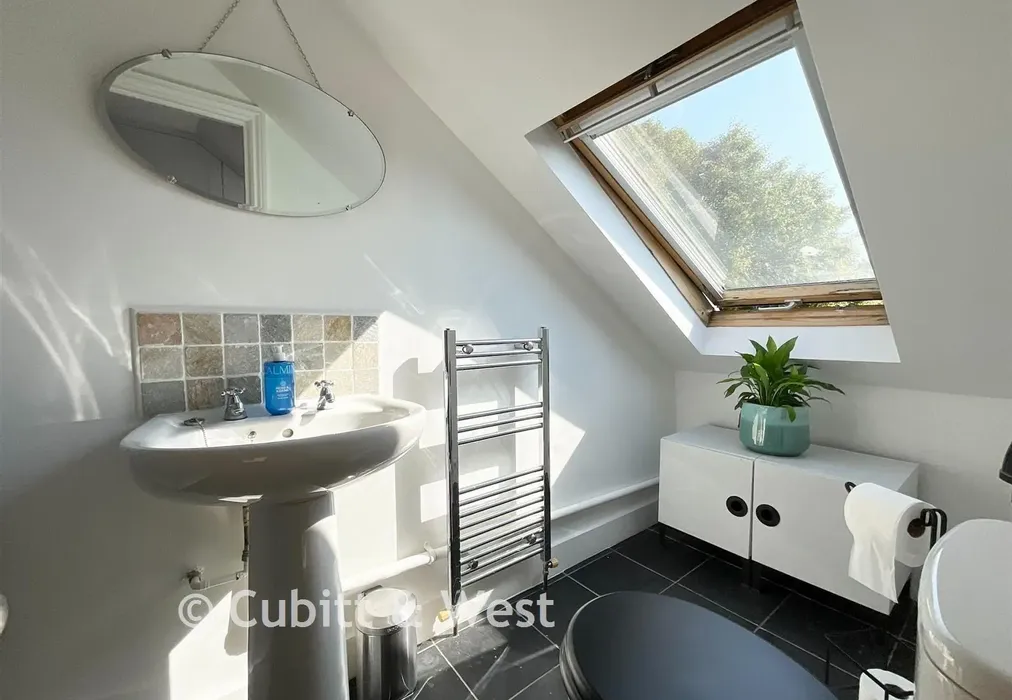 En-Suite Shower Room - Ashdown Road, Worthing, West Sussex - Wards of Kent