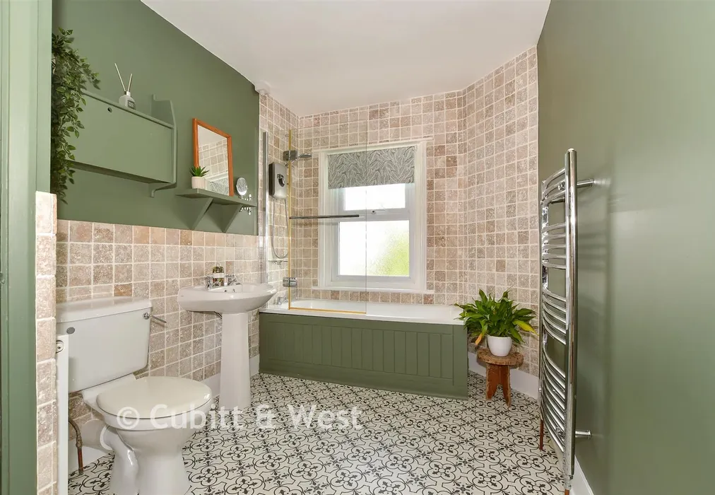 Bathroom - Ashdown Road, Worthing, West Sussex - Wards of Kent