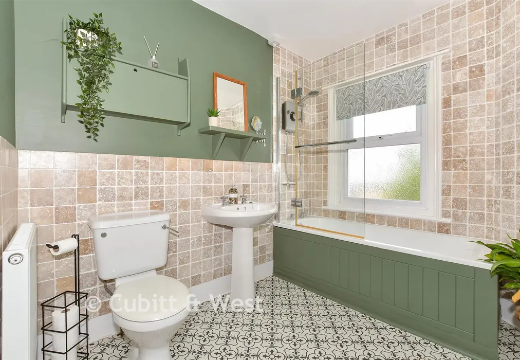 Bathroom - Ashdown Road, Worthing, West Sussex - Wards of Kent
