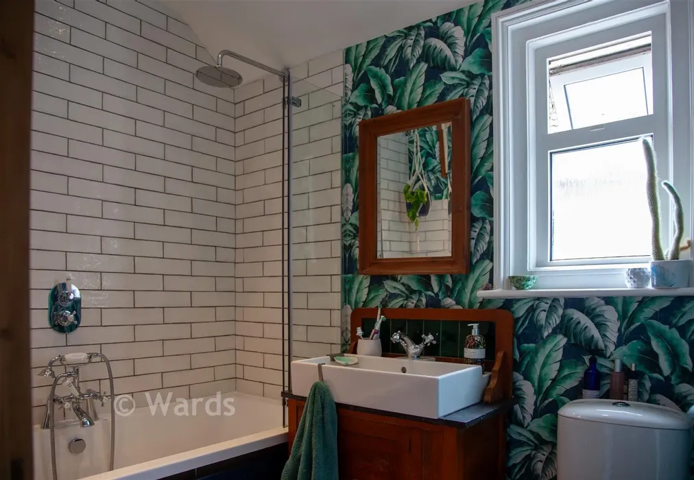 Bathroom - St. Leonard's Road, Hythe, Kent - Wards of Kent