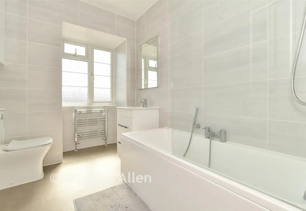 Bathroom - Upminster Road, Hornchurch, Essex - Wards of Kent