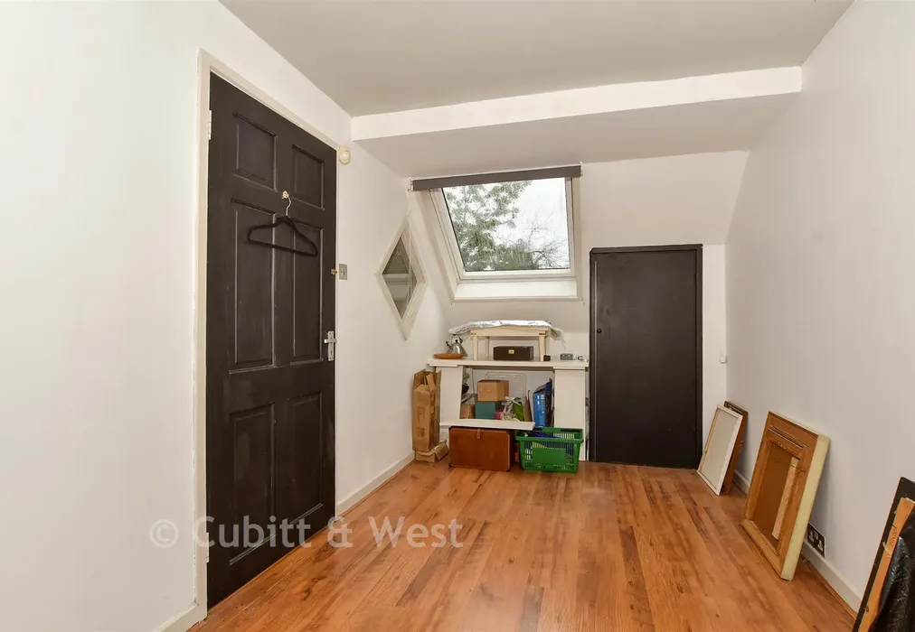 Dressing Room - Jolesfield, Partridge Green, West Sussex - Wards of Kent