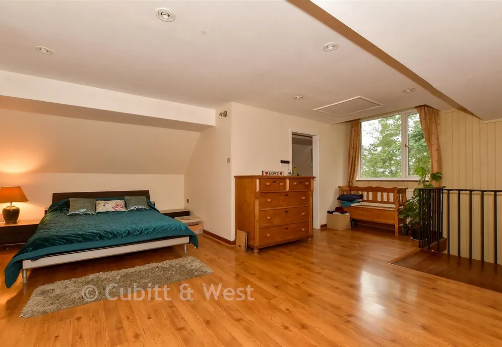 Bedroom 1 - Jolesfield, Partridge Green, West Sussex - Wards of Kent