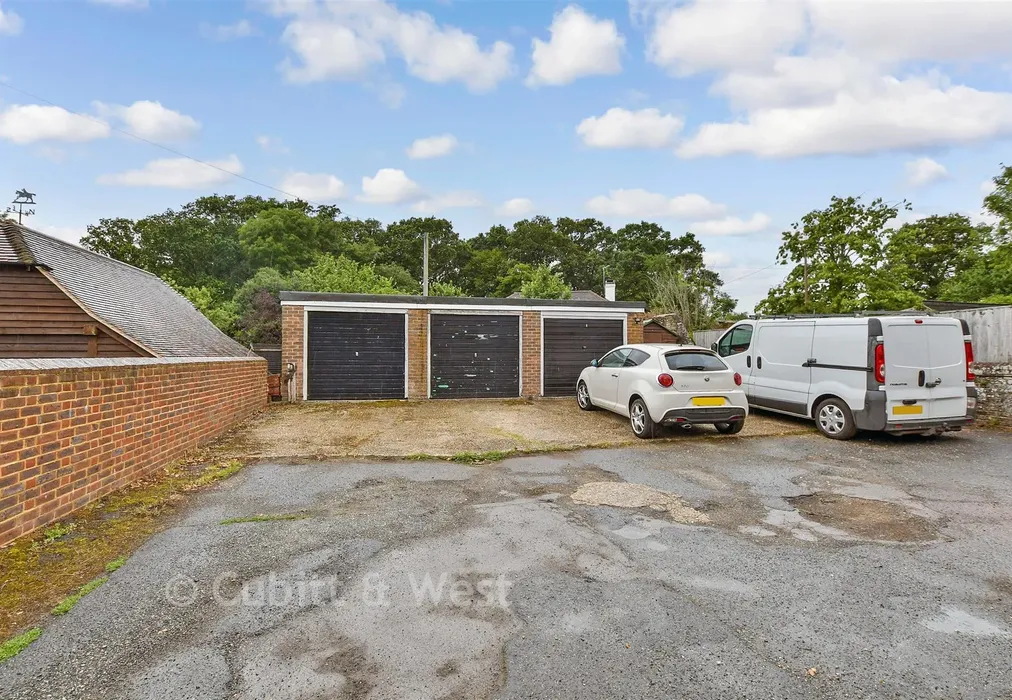 Rear Garden - Jolesfield, Partridge Green, West Sussex - Wards of Kent