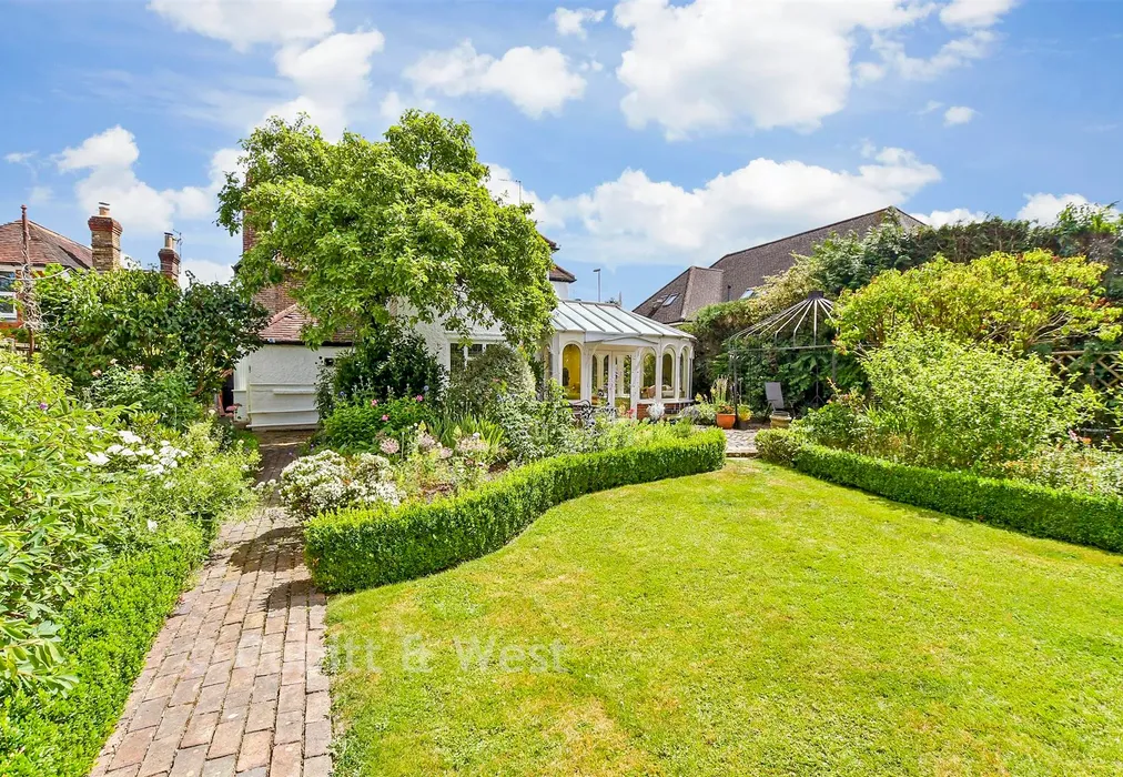Rear Garden - Moat Road, East Grinstead, West Sussex - Wards of Kent