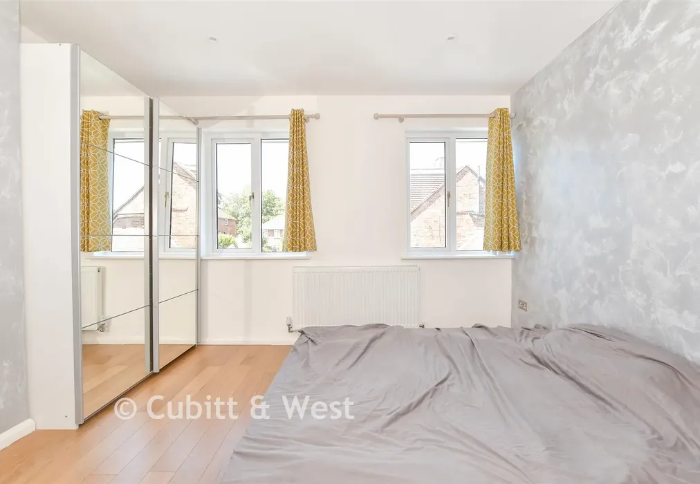 Bedroom 1 - The Spinney, Pulborough, West Sussex - Wards of Kent