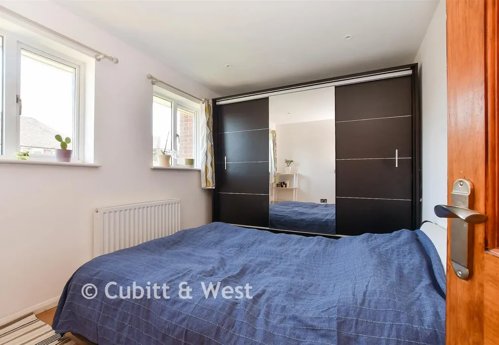Bedroom 2 - The Spinney, Pulborough, West Sussex - Wards of Kent