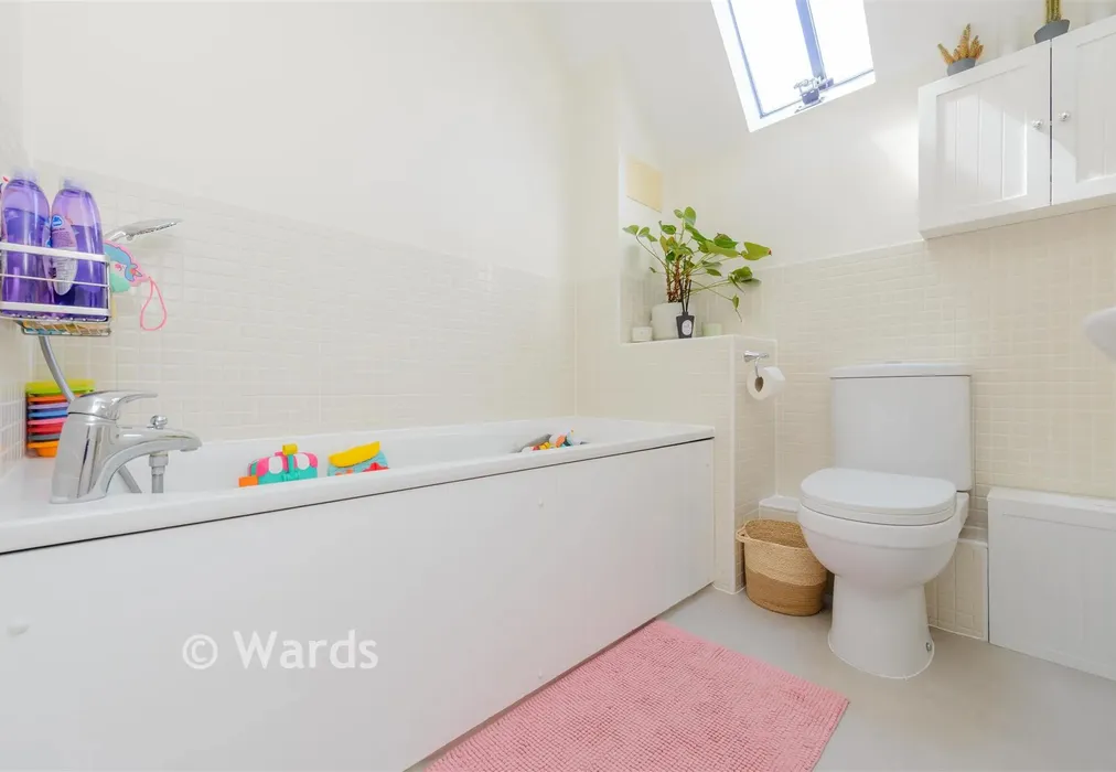 Bathroom - Parsonage Bank, Eynsford, Kent - Wards of Kent