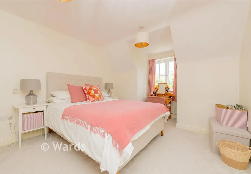 Bedroom 1 - Parsonage Bank, Eynsford, Kent - Wards of Kent