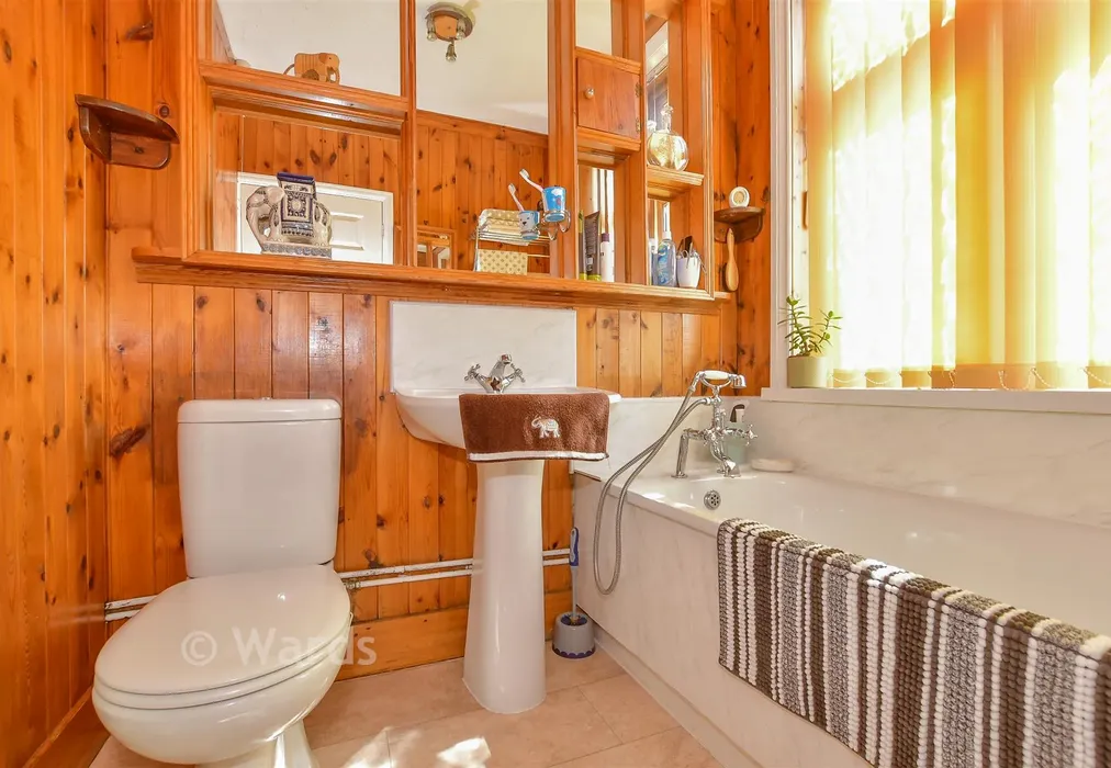 Bathroom - Sunnyhill Road, Herne Bay, Kent - Wards of Kent