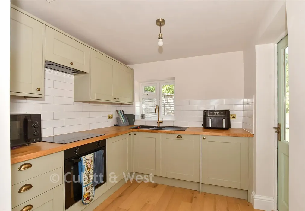 Kitchen - Lawns Road, Rudgwick, West Sussex - Wards of Kent