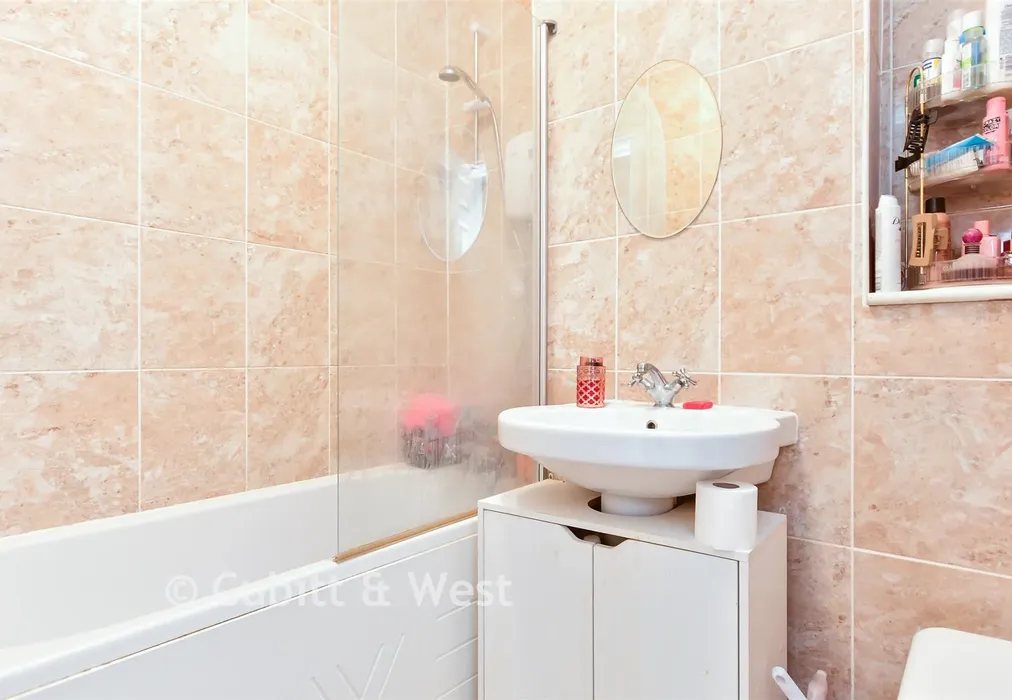 Bathroom - Flat 41 Starboard Court, Brighton Marina Village, East Sussex - Wards of Kent