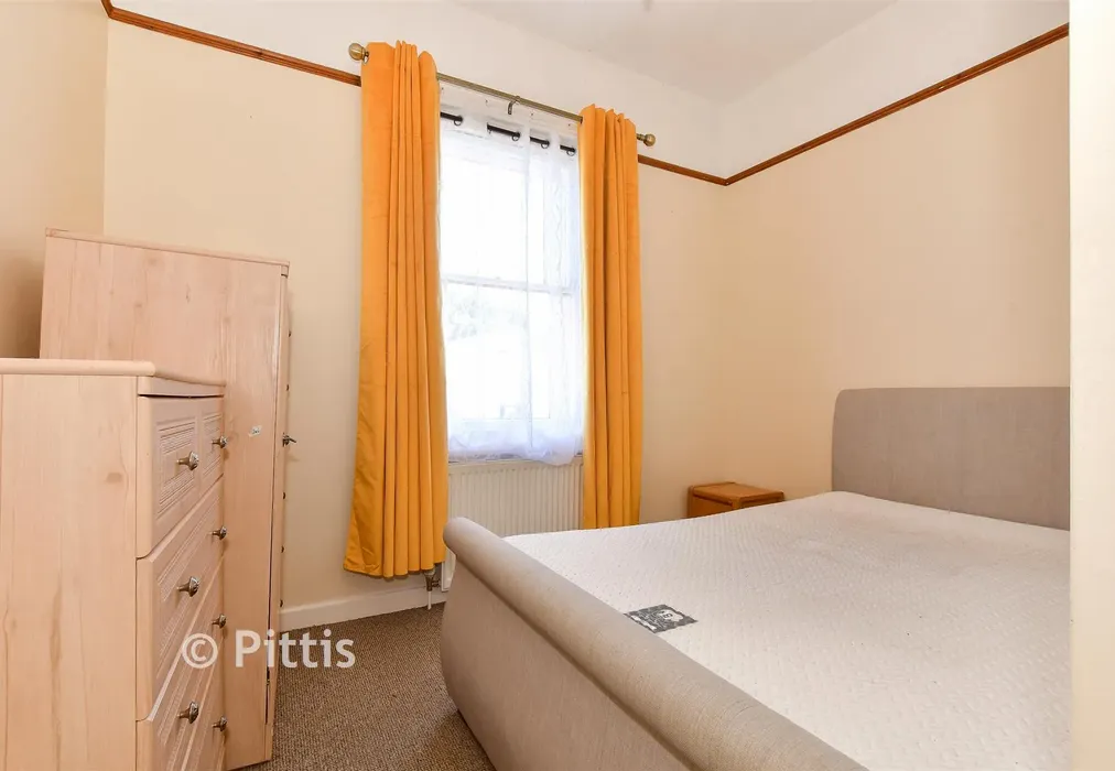 Bedroom 1 - Royal Crescent, Sandown, Isle of Wight - Wards of Kent