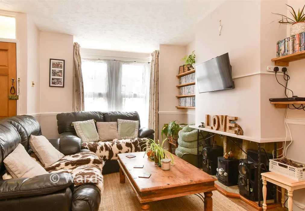 Lounge - Cecil Road, Rochester, Kent - Wards of Kent