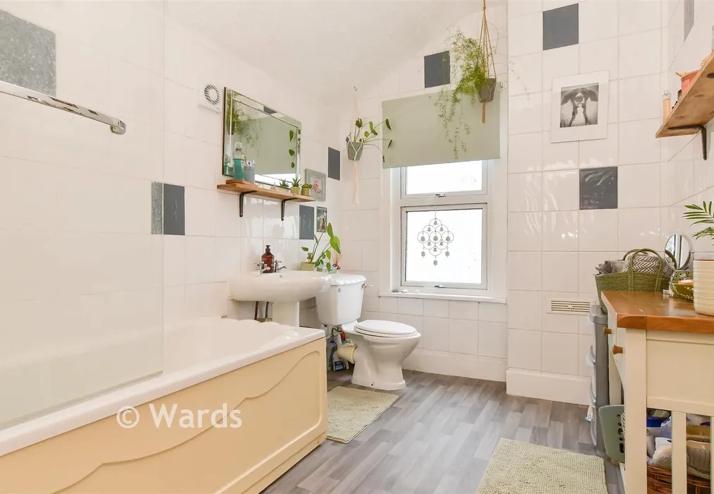 Bathroom - Cecil Road, Rochester, Kent - Wards of Kent