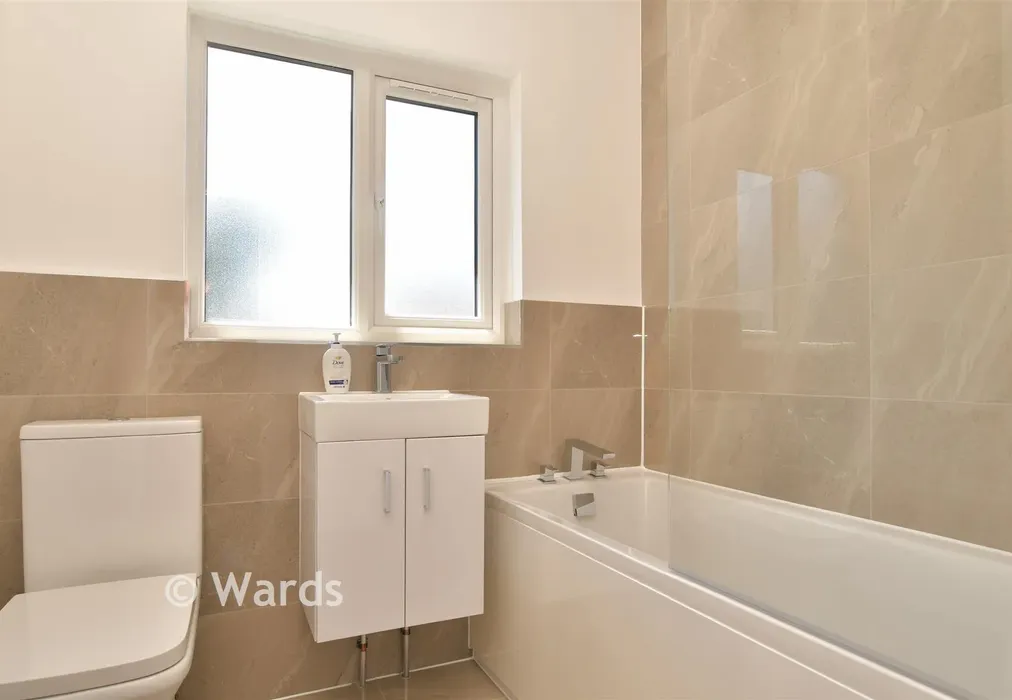 Bathroom - Stonebridge Road, Northfleet, Kent - Wards of Kent
