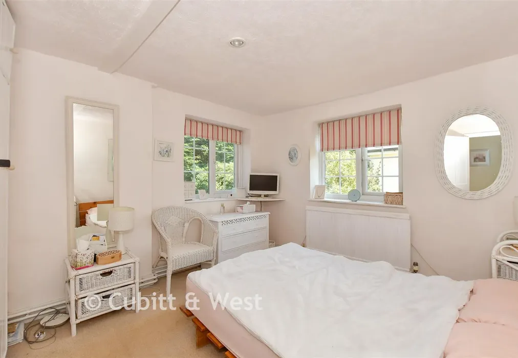 Bedroom 1 - Lower Street, Pulborough, West Sussex - Wards of Kent