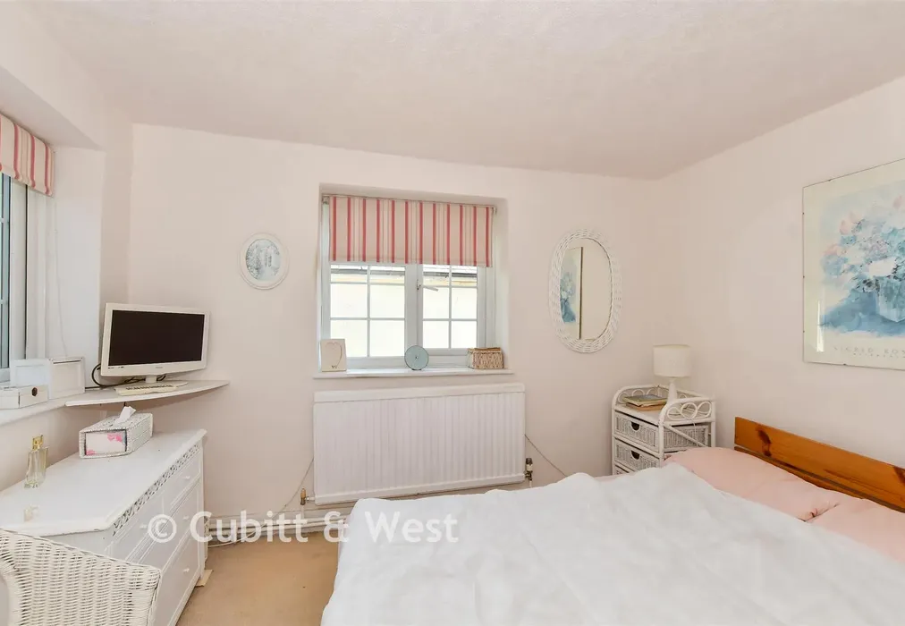 Bedroom 1 - Lower Street, Pulborough, West Sussex - Wards of Kent
