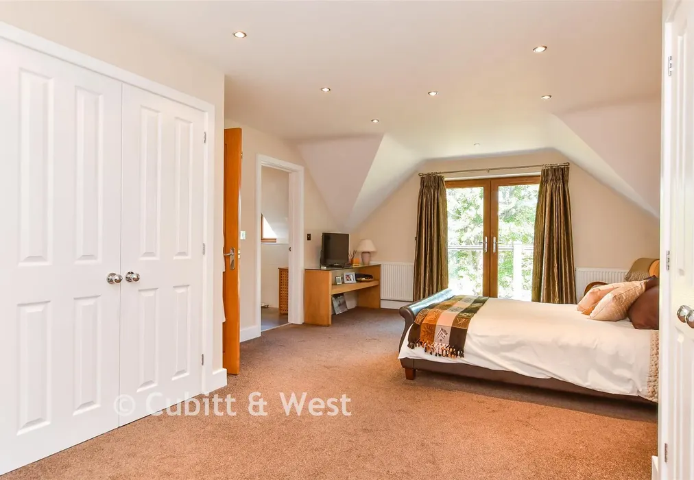 Bedroom 1 - Stall House Lane, North Heath, Pulborough, West Sussex - Wards of Kent