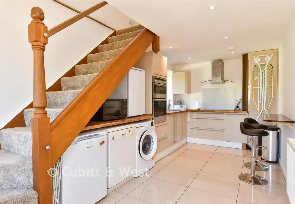 Room 2 - Stall House Lane, North Heath, Pulborough, West Sussex - Wards of Kent