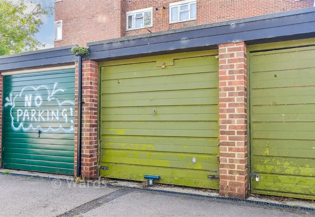 Garage - Cressfield, Ashford, Kent - Wards of Kent