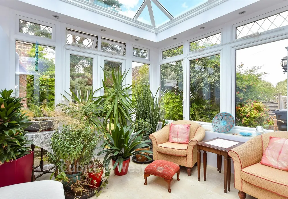 Sun Room - Brook Lane, Ferring, West Sussex - Wards of Kent