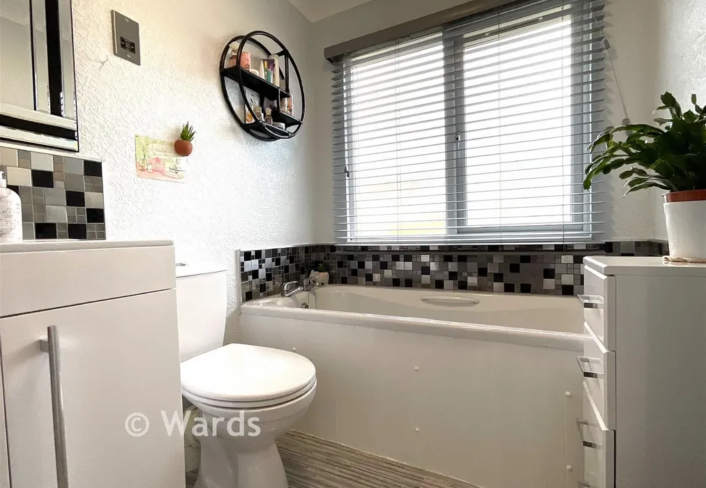 Bathroom - East Hill Park, Knatts Valley, Kent - Wards of Kent