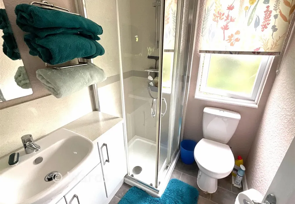En-Suite - East Hill Park, Knatts Valley, Kent - Wards of Kent