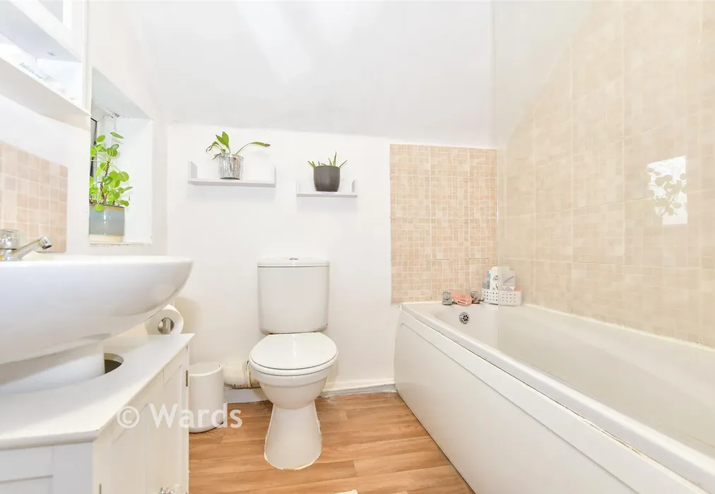 Bathroom - Warren Road, Folkestone, Kent - Wards of Kent
